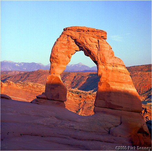 delicate arch at sunset lores.jpg (71063 bytes)