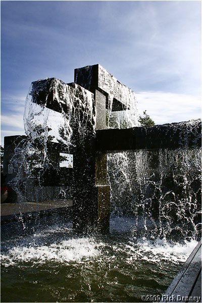 fountainseattlewaterfront2003.jpg